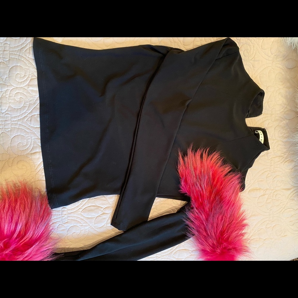 Shirt with removable fur detail